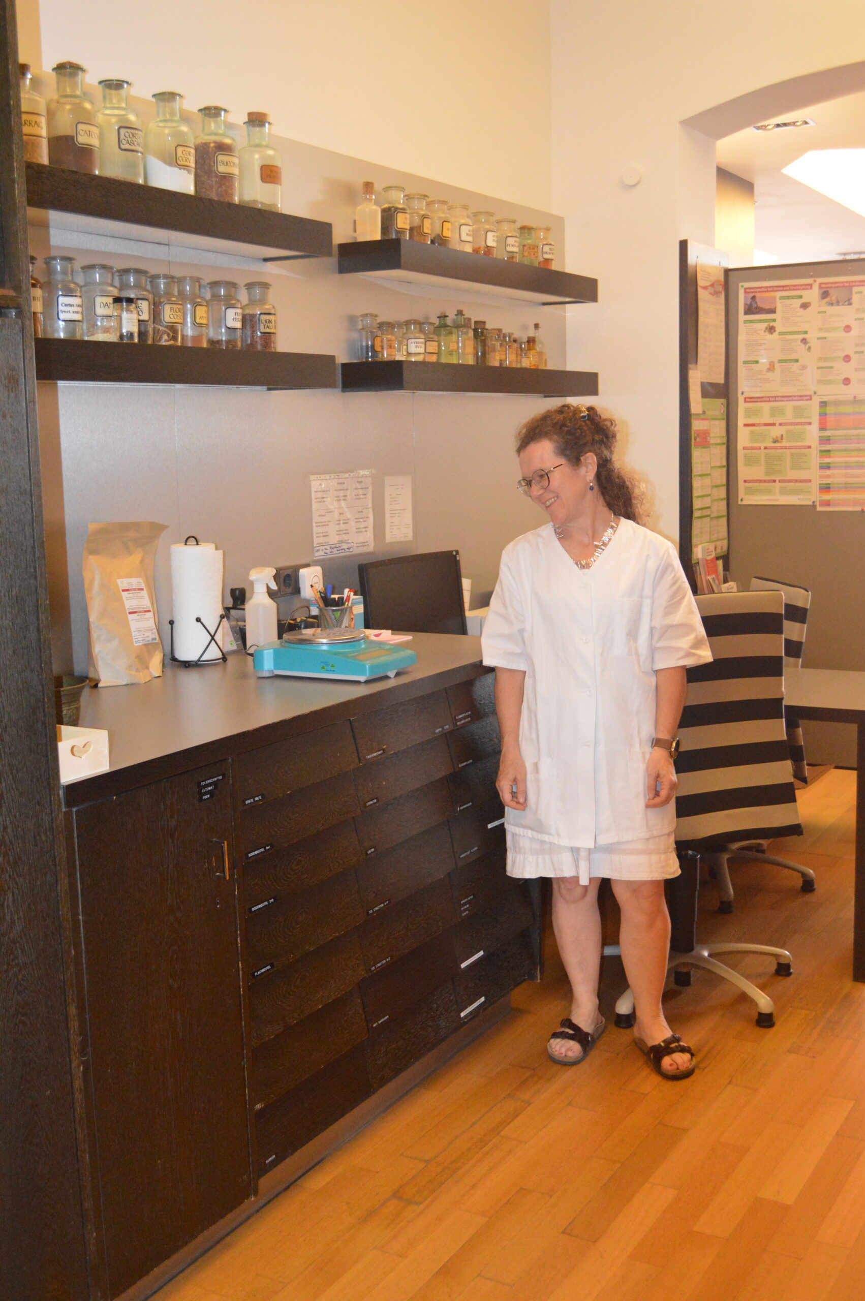 Apothekerin Christine Praxl im Rezepturlabor der Stadtapotheke